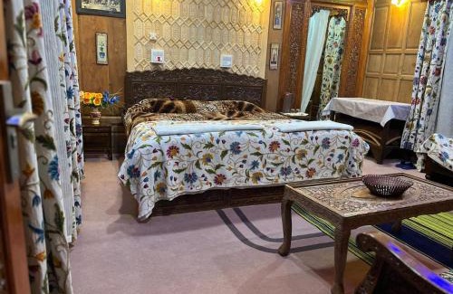 Dal Lake Hotel | Highland Queen Houseboat