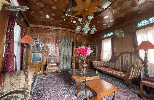 Dal Lake Hotel | Highland Queen Houseboat