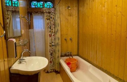 Dal Lake Hotel | Highland Queen Houseboat