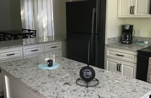 Cherokee Triangle Apartment | Highlands Apartment Close to Downtown, Local shops/restaurants/bars/park