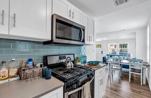 Wall House | Highly Rated Beach House 3.5 Blocks to Beach & Main St. | 6 Badges, Patio, Grill
