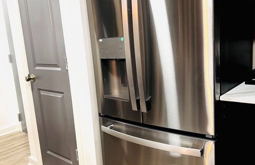 Midtown Apartment | Highrise Balcony Rooftop Pool Gym Free Parking