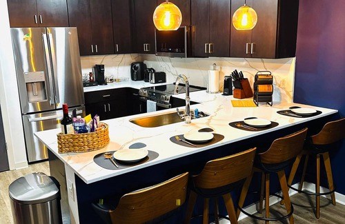 Midtown Apartment | Highrise Balcony Rooftop Pool Gym Free Parking