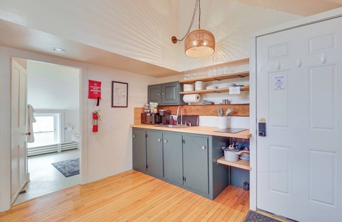 Waterbury Apartment | Hike & Leaf Peep: Couple’s Retreat in Waterbury!