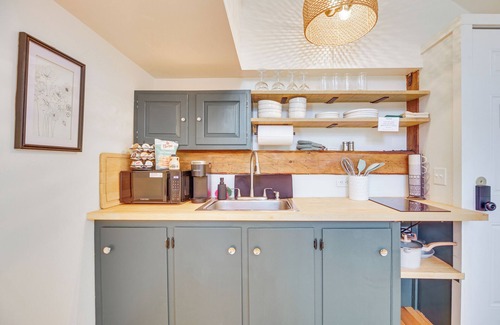 Waterbury Apartment | Hike & Leaf Peep: Couple’s Retreat in Waterbury!