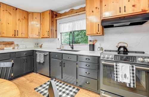 Mi-Wuk Village Cabin | Hike, Ski & Fish: Charming Cabin in Twain Harte!