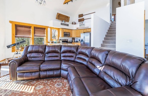 Boyds Creek Cabin | Hike Trails on 6 Private Acres, Relax in the Hot Tub, Shoot Pool & Take Spa Baths - Woodland Chalet