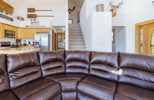 Boyds Creek Cabin | Hike Trails on 6 Private Acres, Relax in the Hot Tub, Shoot Pool & Take Spa Baths - Woodland Chalet