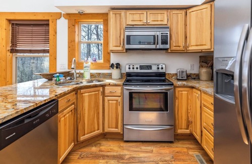 Boyds Creek Cabin | Hike Trails on 6 Private Acres, Relax in the Hot Tub, Shoot Pool & Take Spa Baths - Woodland Chalet