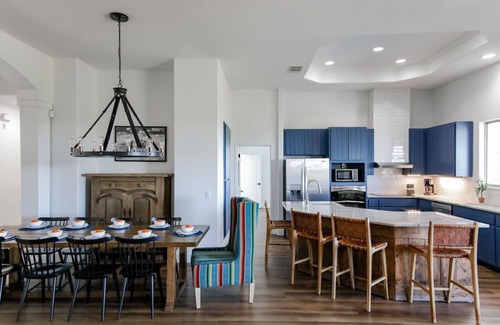 Austin House | Hill Country Retreat w/Pool, Tiki Bar & 5 Acres – Sundown Escape