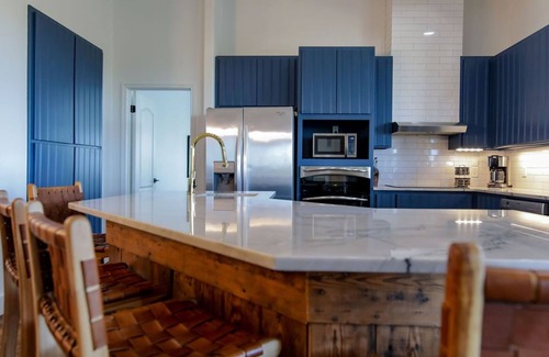 Austin House | Hill Country Retreat w/Pool, Tiki Bar & 5 Acres – Sundown Escape