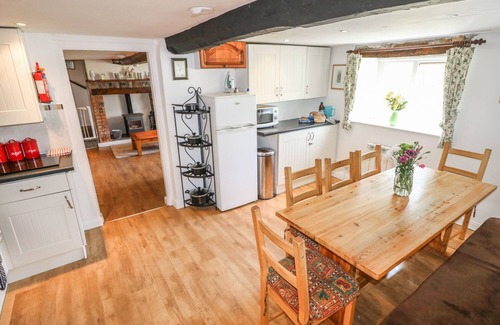 Freshwater Cottage | HILL FARM COTTAGE, pet friendly, with a garden in Freshwater