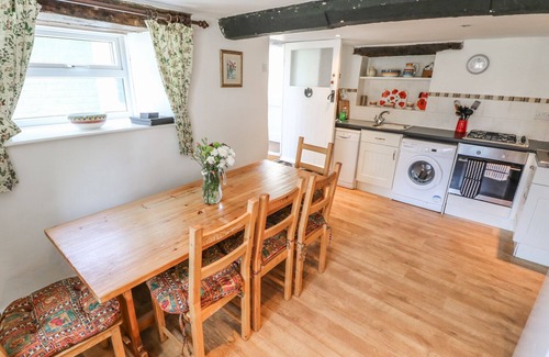 Freshwater Cottage | HILL FARM COTTAGE, pet friendly, with a garden in Freshwater