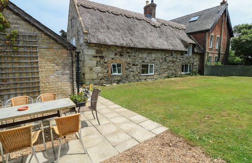 Freshwater Cottage | HILL FARM COTTAGE, pet friendly, with a garden in Freshwater
