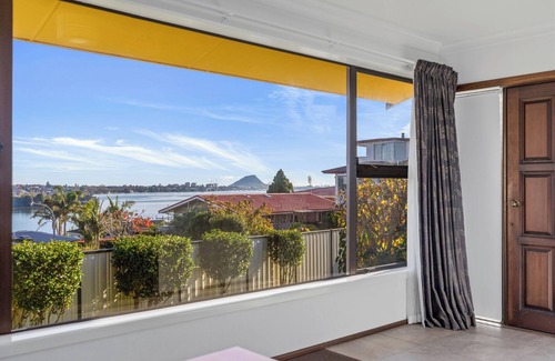 Maungatapu House | Hill Top House - Tauranga Holiday Home
