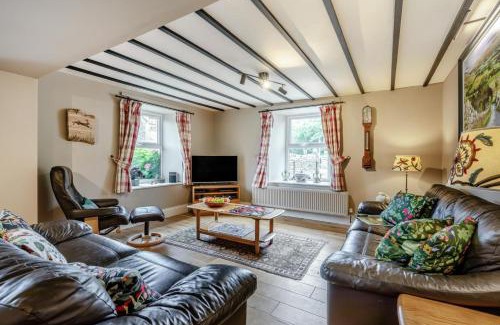 Hawes House | Hill View