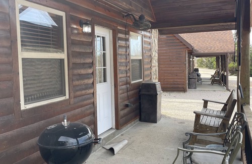 Van Buren Cabin | Hillside Hideaway West just 1/2 mile from Current River!