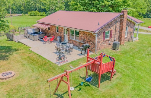 Frankfort House | Hillside Hideout With Scenic Bluegrass Hot Tub Views!