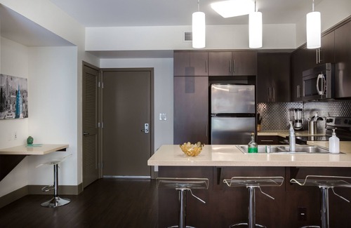 Hollywood Hills West Apartment | Hillside