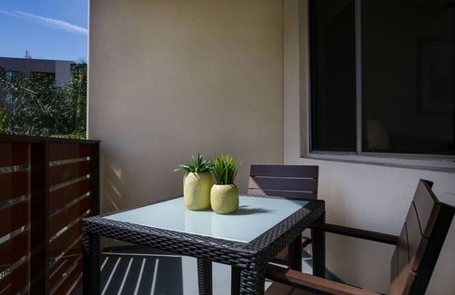 Hollywood Hills West Apartment | Hillside