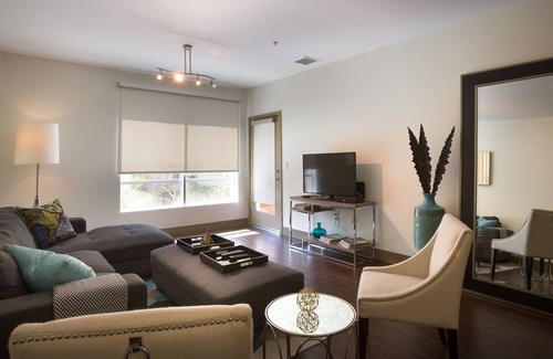 Hollywood Hills West Apartment | Hillside