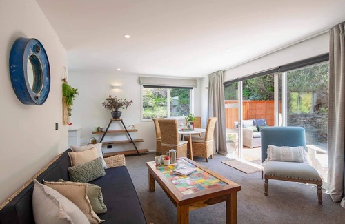 Queenstown City Centre Apartment | Hillside Villa 4 – Modern 2BR Walk to Town & A/C