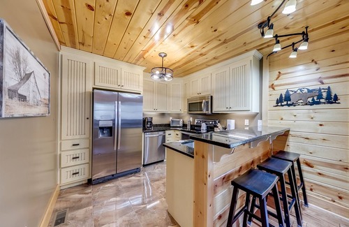 Helen House | Hilltop Haven- Secluded Rustic Cabin with Hot Tub & Game Room