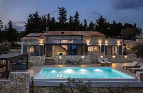 Vlachopoulatika Villa | Hilltop Haven with Olive groves Panorama
