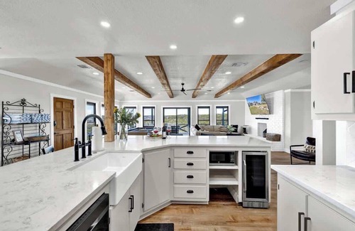 Fredericksburg House | Hilltop Lux Haus With Infinitypool-hottub-pooltable