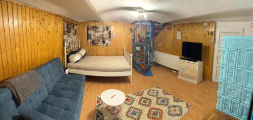 Center Apartment | Hilltop Retro Home