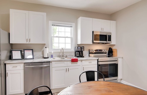 Bowling Green House | Hilltopper Convenience: Modern Duplex Near WKU