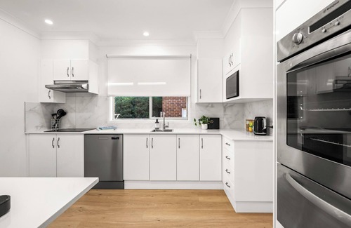 Cooks Hill House | Hillview - Walk to City & Beach - Free Parking