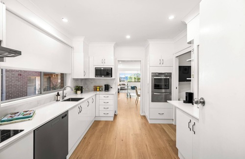 Cooks Hill House | Hillview - Walk to City & Beach - Free Parking