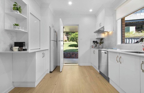 Cooks Hill House | Hillview - Walk to City & Beach - Free Parking