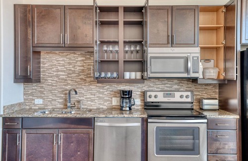 Waller Creek District Apartment | Hip Downtown Austin 1BR w/Gym, Pool & W/D, nr Rainey St, by Blueground