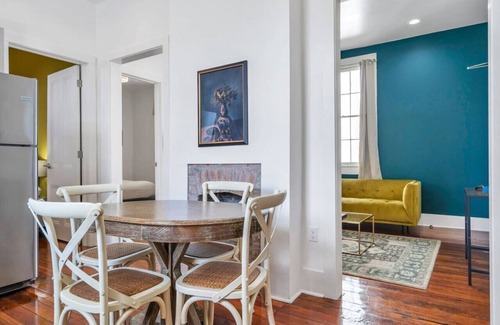 East Riverside Apartment | Hip & Stylish Magazine St. Apt | Balcony & Parking