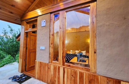 Banjar Apartment | Hipostel Laida King Room with Mountain View