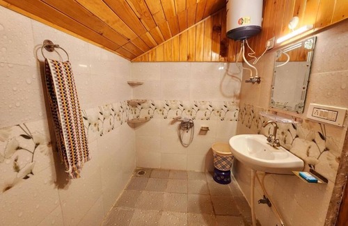 Banjar Apartment | Hipostel Laida King Room with Mountain View