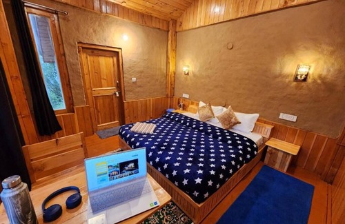 Banjar Apartment | Hipostel Laida King Room with Mountain View