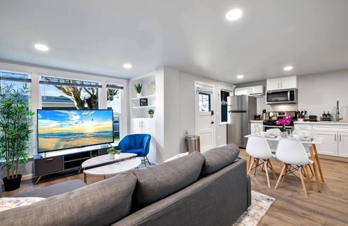 Everett Apartment | Historic 2 BR apartment in Everett, WA, sleeps 6. Includes a FREE reserved parking spot! Remodeled with A/C, W/D, and full kitchen. Minutes from Arena, Medical Center, and Naval Station.