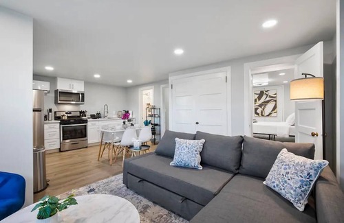 Everett Apartment | Historic 2 BR apartment in Everett, WA, sleeps 6. Includes a FREE reserved parking spot! Remodeled with A/C, W/D, and full kitchen. Minutes from Arena, Medical Center, and Naval Station.