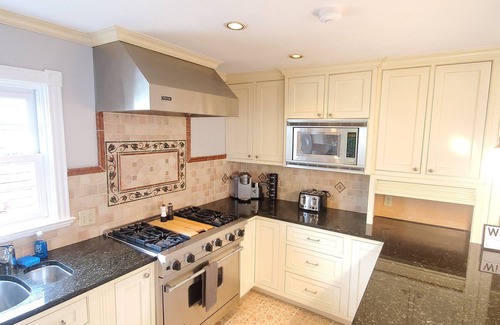 Top of the Hill Apartment | Historic 3 bed with roof deck