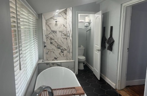 Alton Apartment | Historic Alton duplex! Upper unit