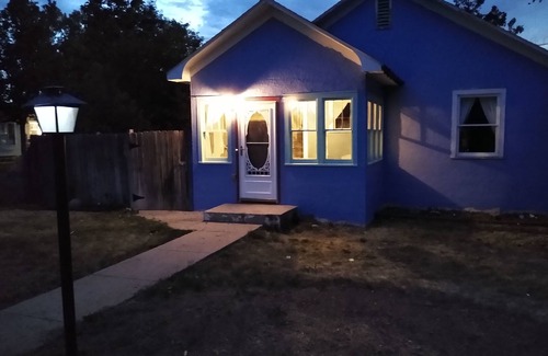 Wheatland House | Historic Bluebell. Entire House. 2Br Cozy but spacious