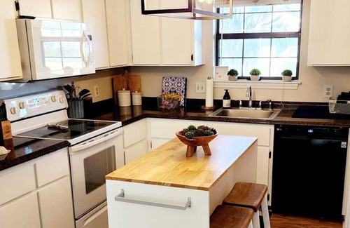 Thunderbolt House | Historic Bonaventure Beauty - so spacious Mad Men style