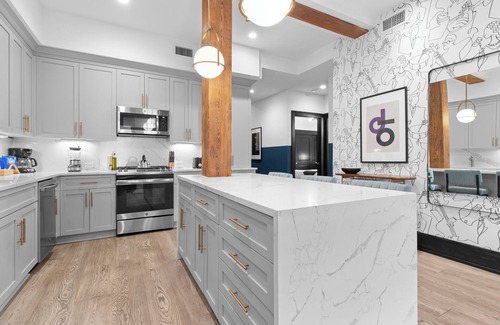 Arts/Warehouse District Hotel | Historic Building with Rooftop Pool – Walk to French Quarter