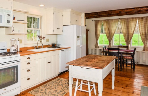 Camden Cottage | Historic cape with modern updates - walk to Rockport center & water