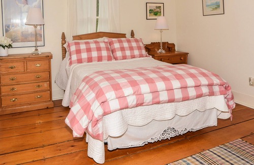 Camden Cottage | Historic cape with modern updates - walk to Rockport center & water