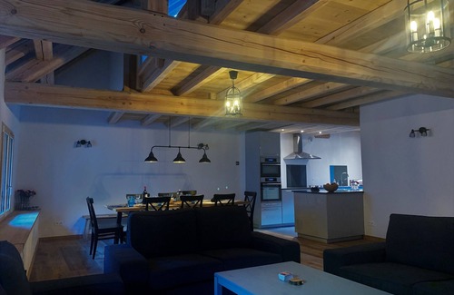 Venosc Ski Chalet | Historic chalet in centre Venosc, uninterrupted mountain views,10 mins from lift