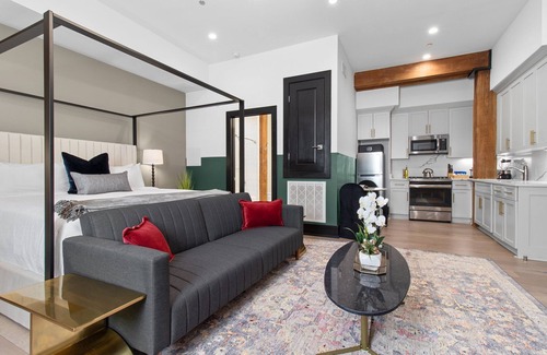 Arts/Warehouse District Hotel | Historic Charm with Modern Luxuries – Rooftop Pool Gym Gameroom Luggage Lockers 24/7 Staff